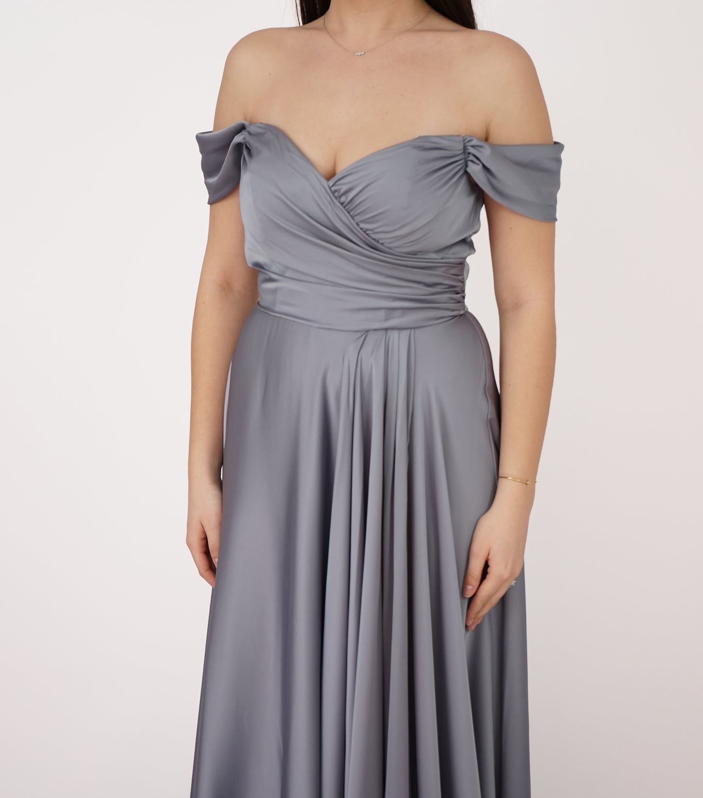 Longue robe à épaules dénudée bleu poussiéreux