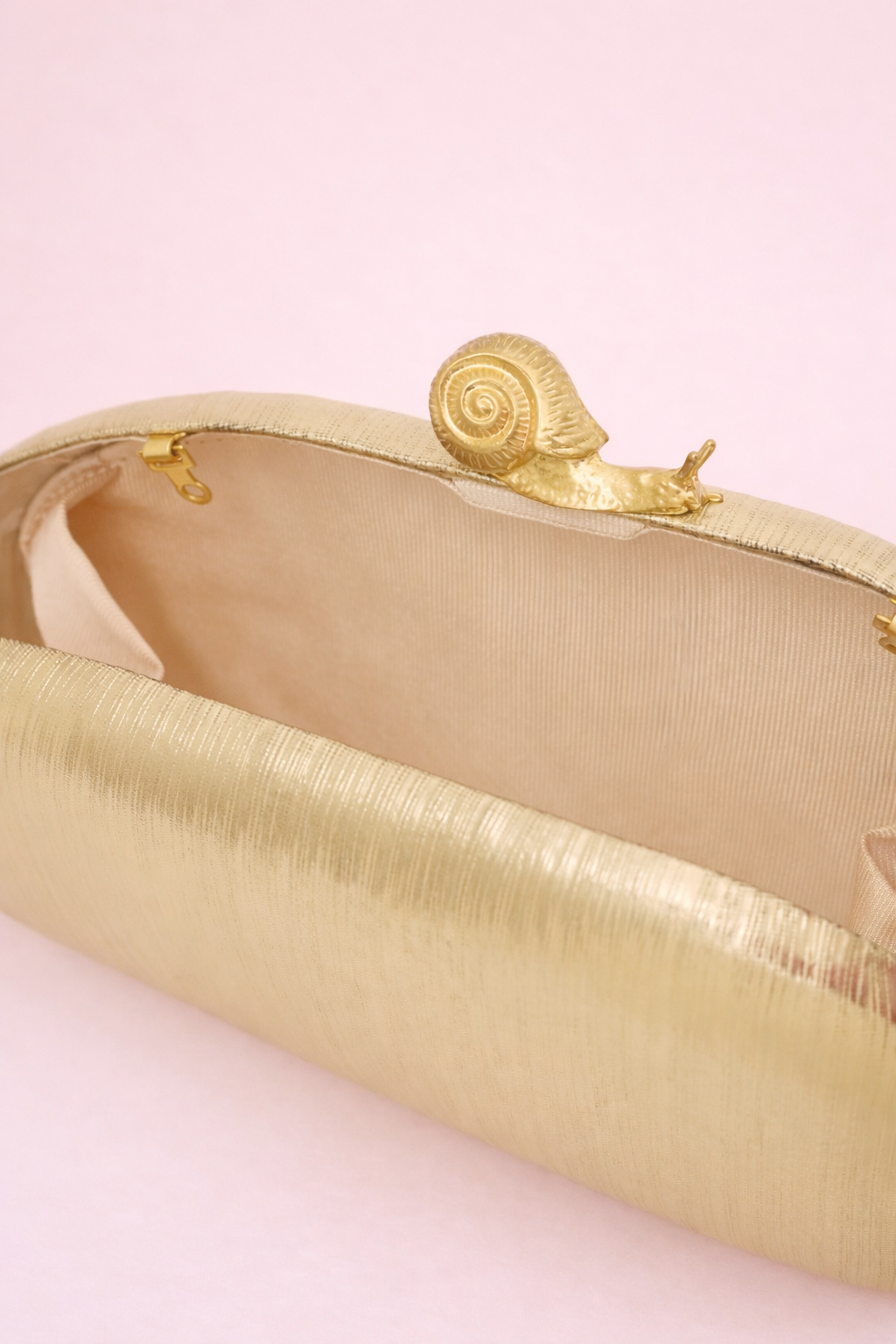 Bella - Clutch doré à fermeture escargot