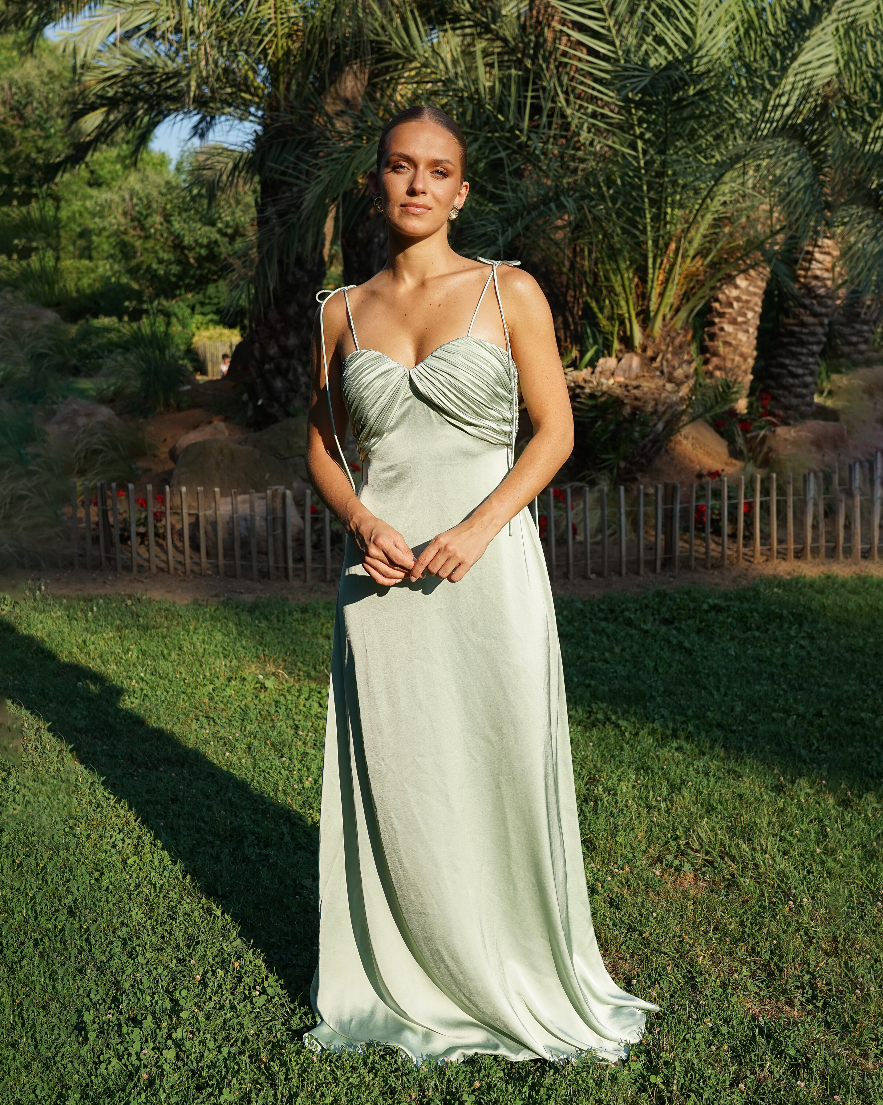 Perle robe longue en satin vert sauge