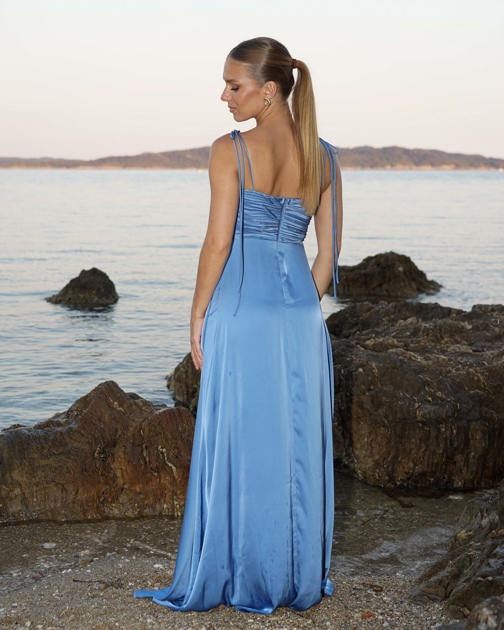 Perle robe longue en satin  bleue