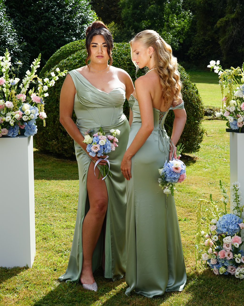 Nova - Robe corset asymétrique en satin verte sauge