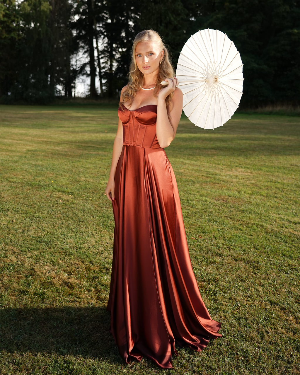 Eva - Robe corset en satin terracotta