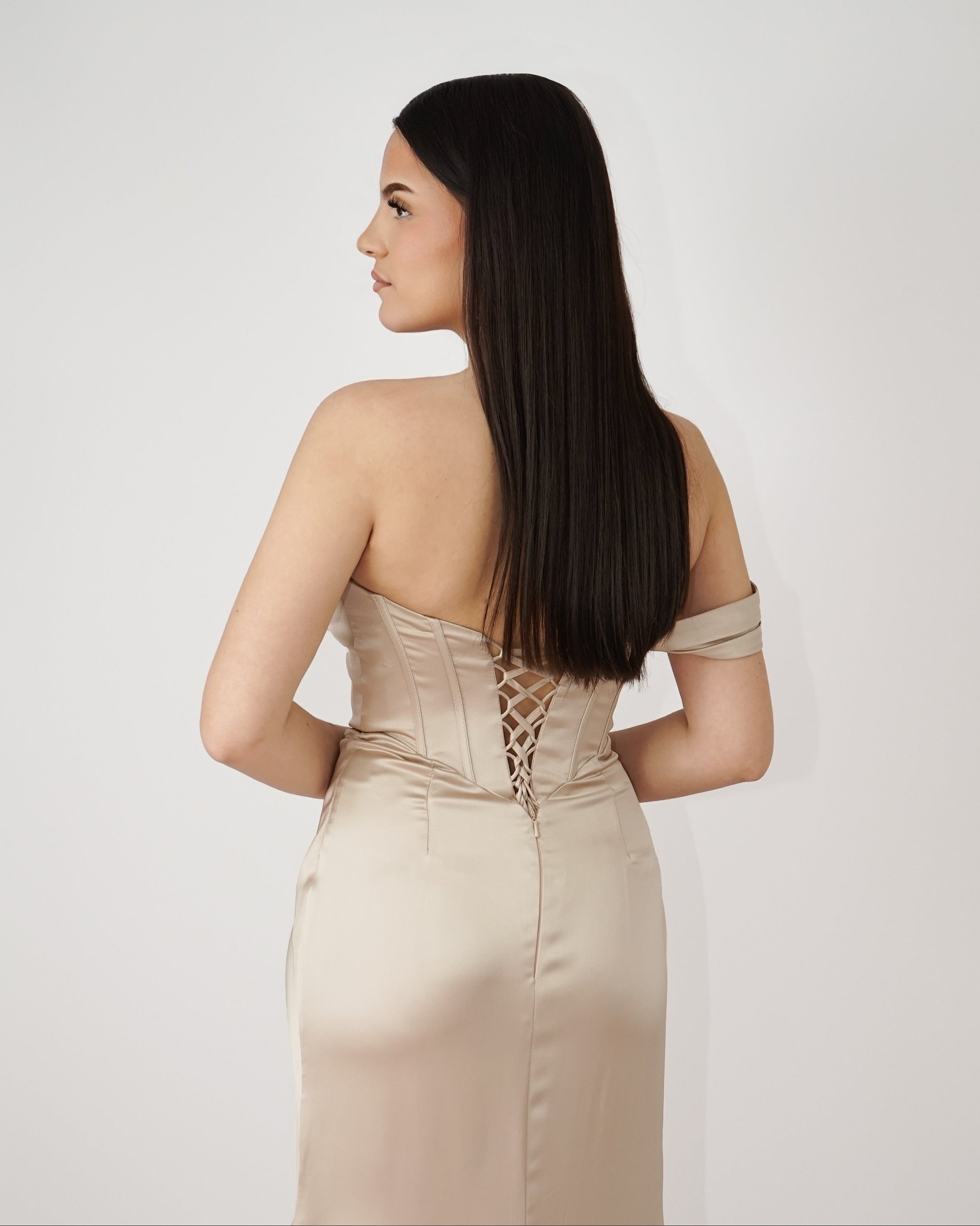 Nova - Robe corset asymétrique en satin champagne