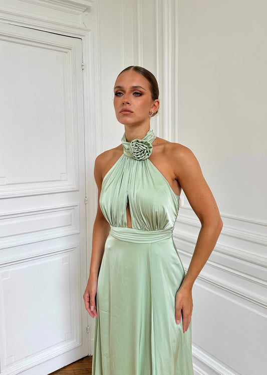 Longue robe satinée verte sauge