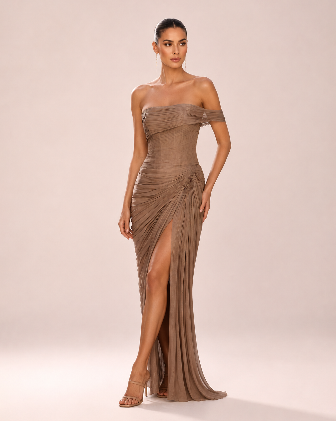 Shania - Longue robe en satin taupe