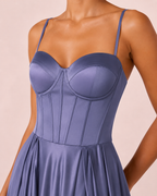 Eva - Robe corset en satin bleu fumé