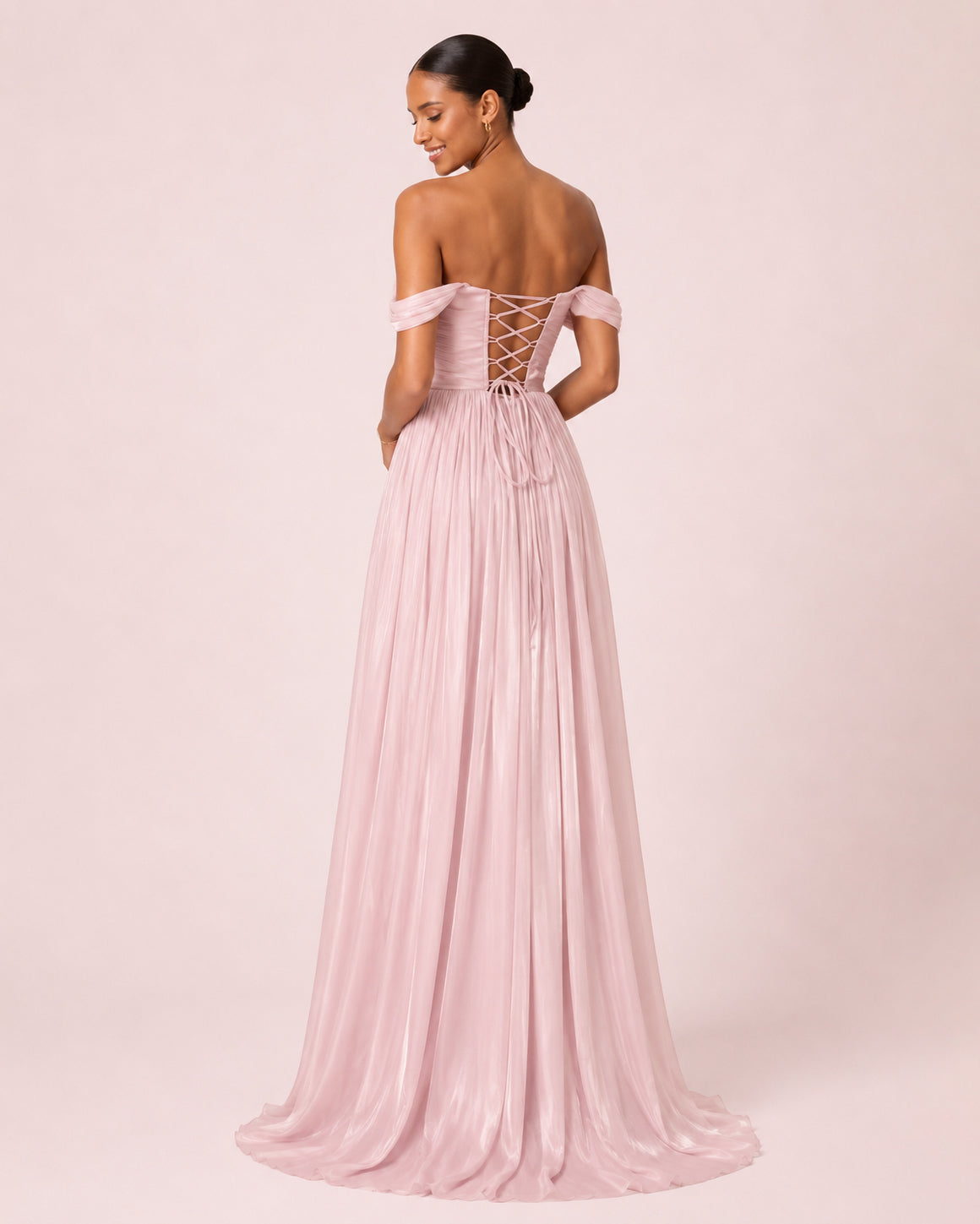 Elsa - Longue robe satinée rose poudré
