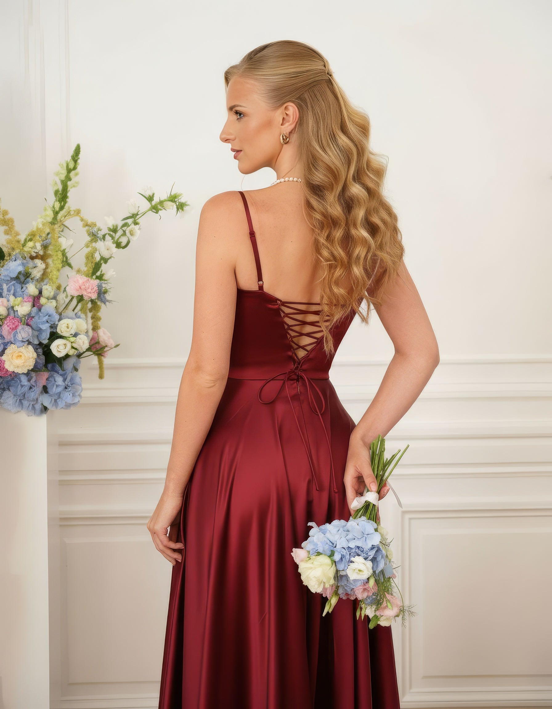 Eva - Robe corset en satin bordeaux