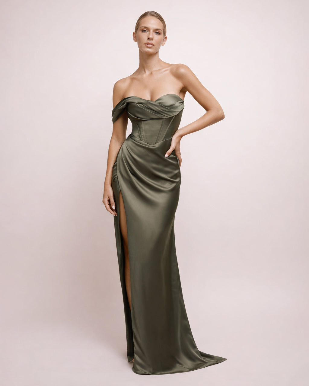 Nova - Robe corset asymétrique en satin vert olive