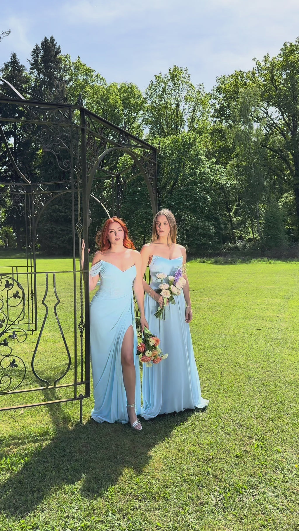 Valeria - Longue robe drapée asymétrique bleu ciel