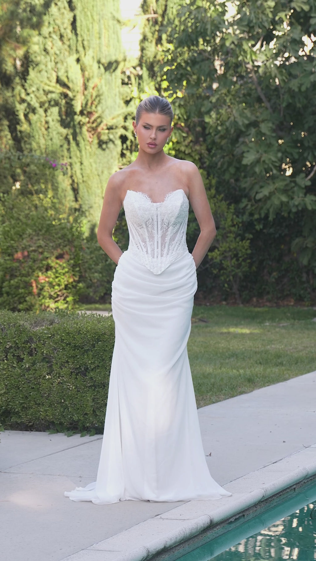 Axelle - Longue robe en mousseline avec corset brodé