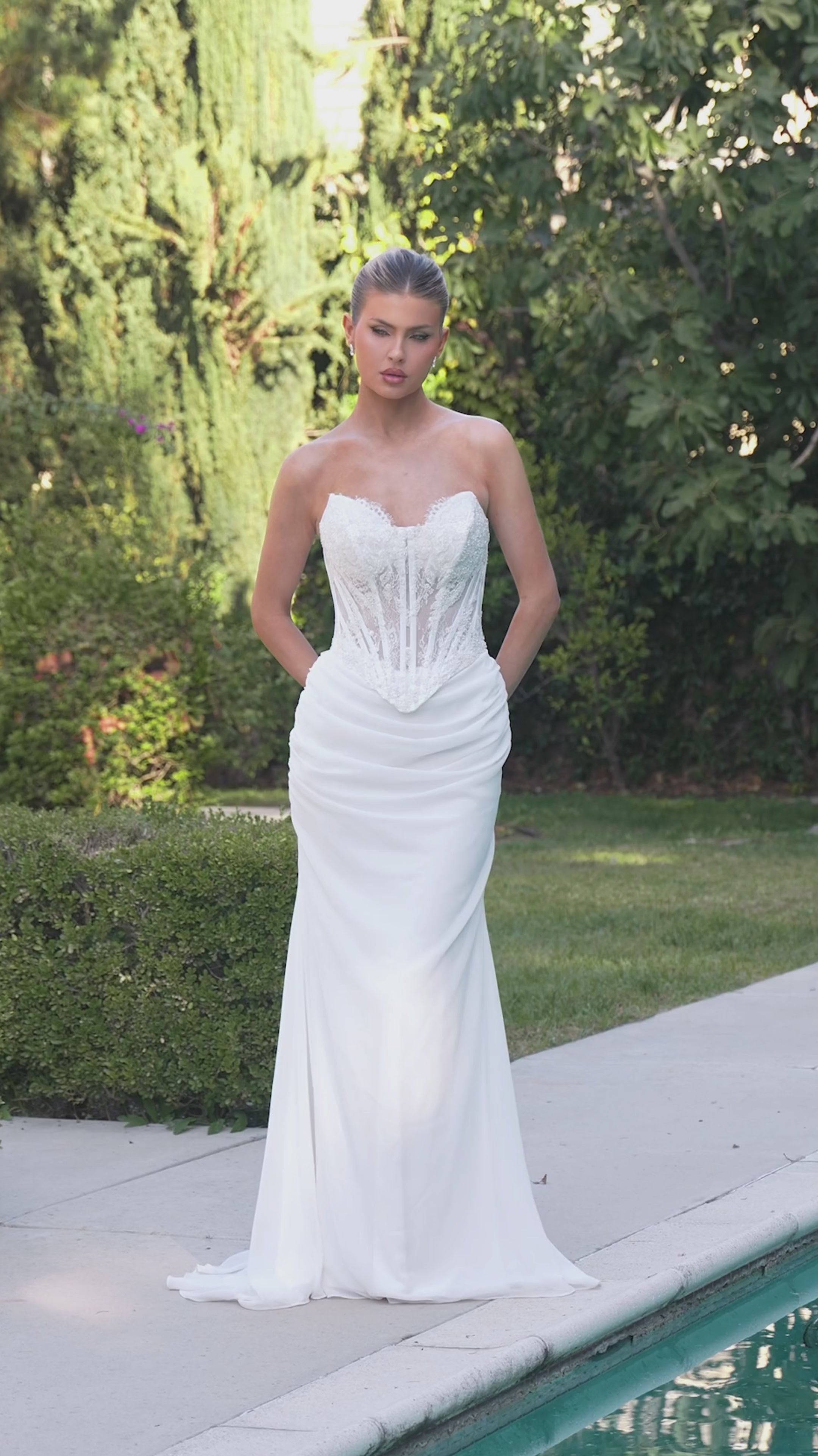 Axelle - Longue robe en mousseline avec corset brodé