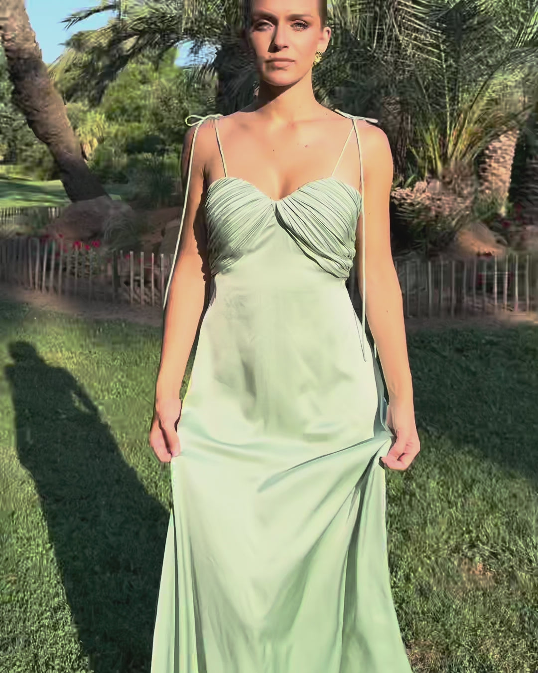 Perle robe longue en satin vert sauge